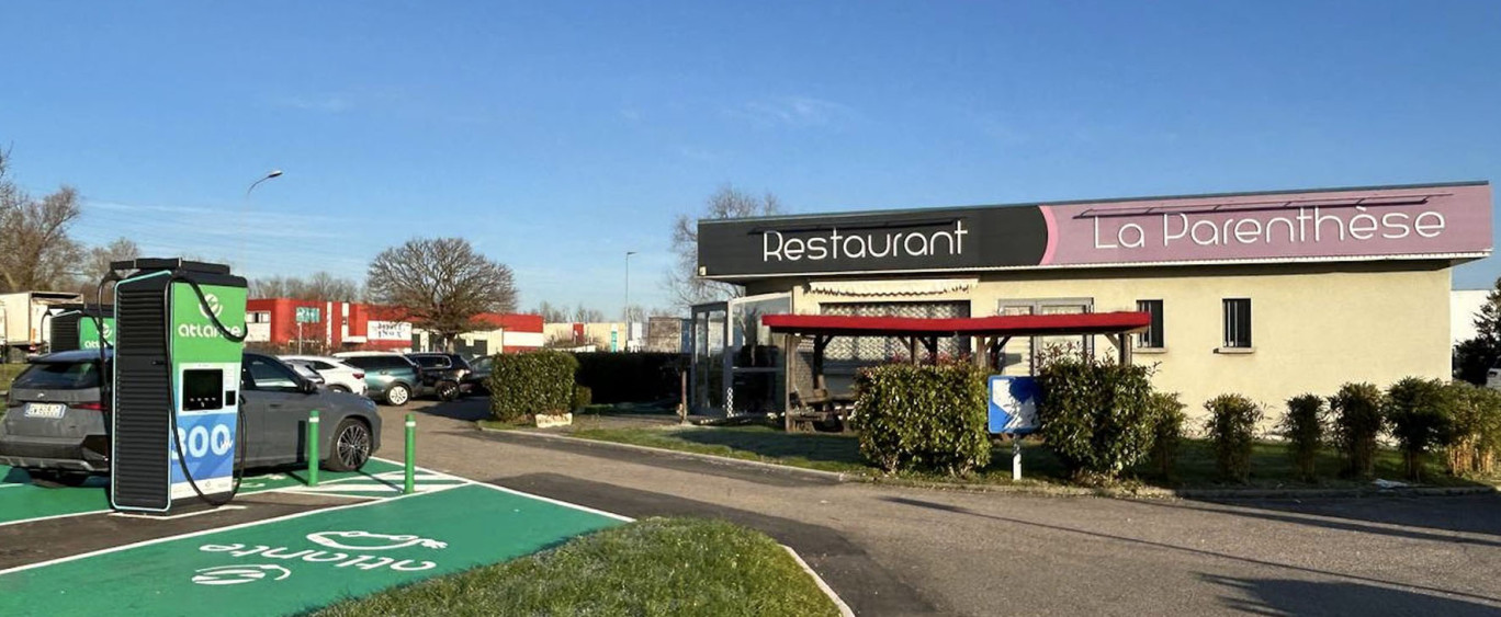 © Atlante. Le parking du restaurant La Parenthèse accueille aujourd’hui une station de recharge pour véhicules électrique de la société Atlante (groupe NHOA).