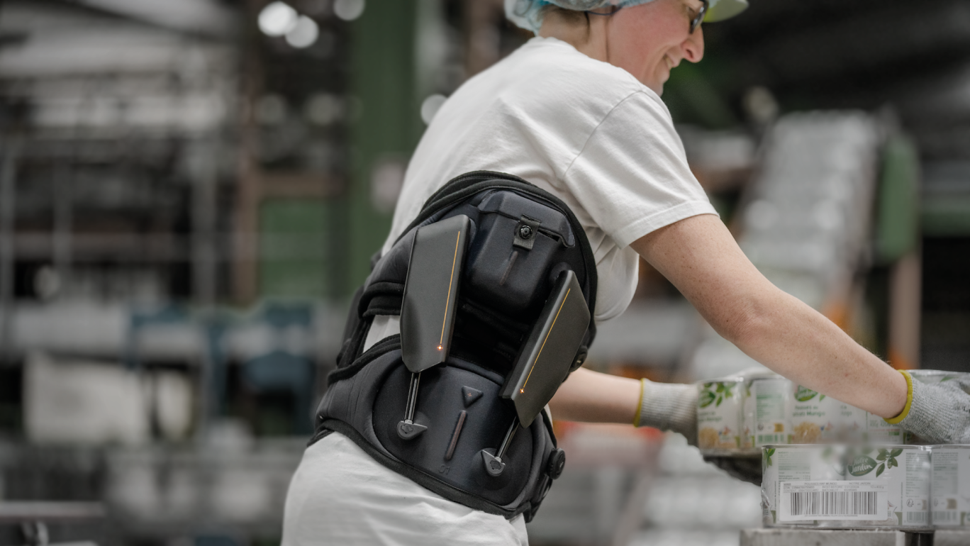 L'exosquelette préserve le dos des collaborateurs en accompagnant leurs mouvements.