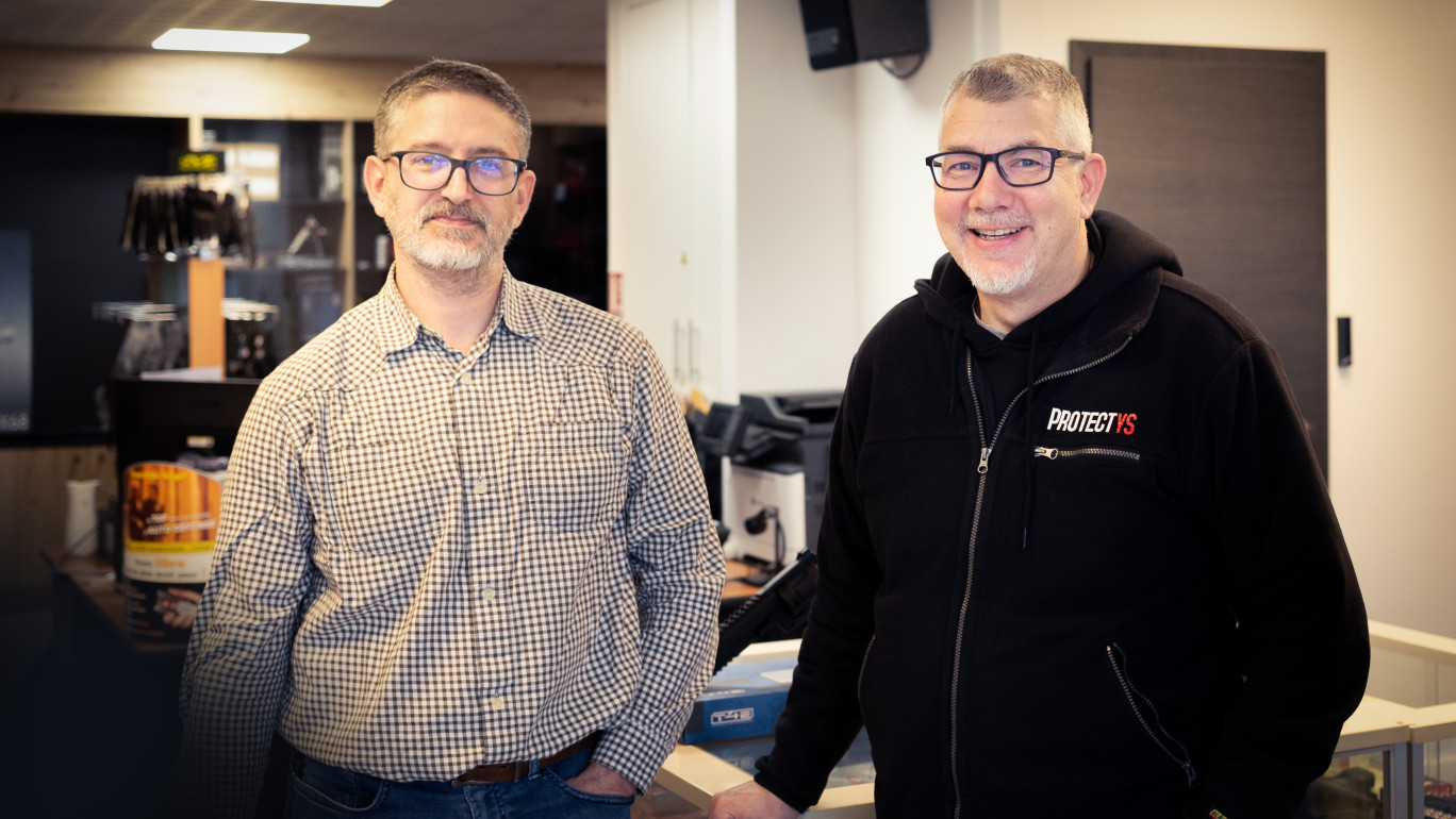 © Johann Marin-Thiery. Xavier Martinez-Fortun, fondateur et pilote de Protectys et Simon-Pierre Badoc (chemise à carreaux), responsable du magasin Protectys d’Houdemont, possèdent tous les deux le certificat de qualification professionnelle d’armuriers.