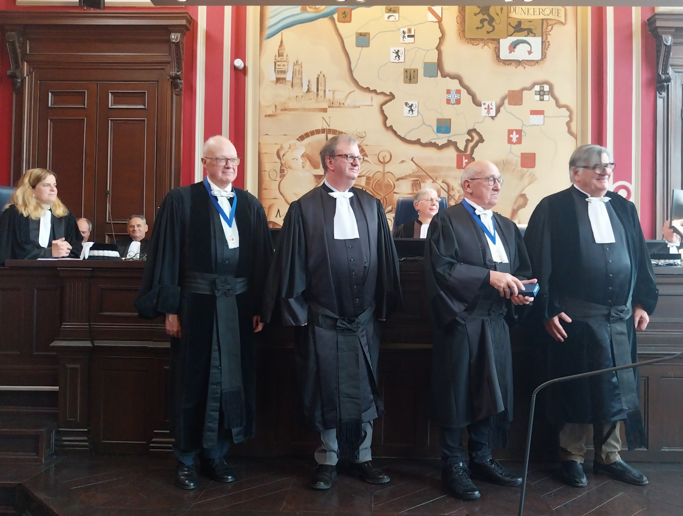 Hervé Vandenbussche, (à gauche), juge consulaire pendant 18 ans et Marc Ducourant (avant-dernier), juge consulaire pendant 16 ans, ont reçu des mains des deux vice-présidents du tribunal la médaille consulaire alors qu'ils raccrochent tous les deux la robe.