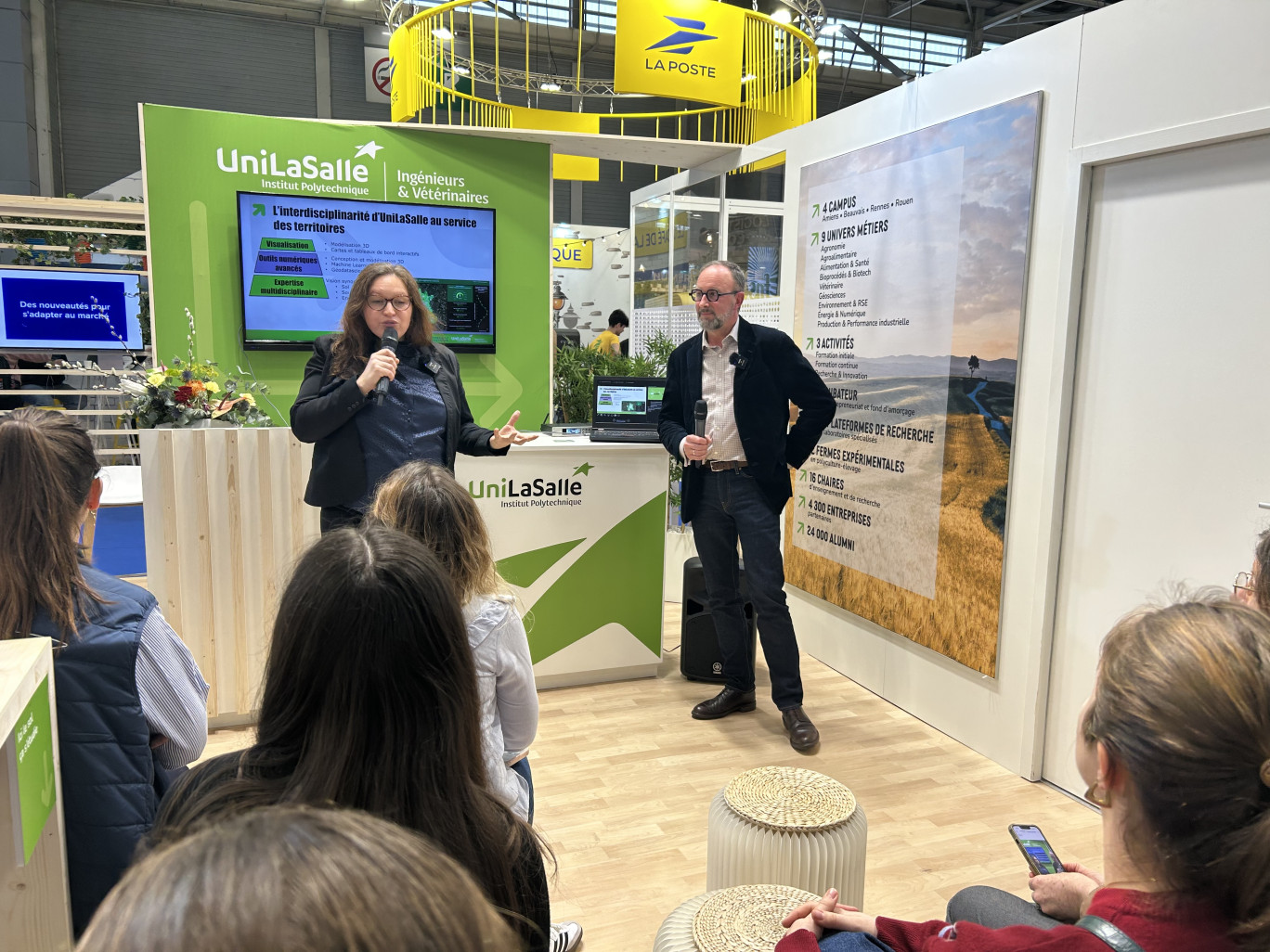Réjanne Le Bivic, enseignante-chercheuse en géomatique au sein du département HuMaN et Emmanuel Bois, commercial au sein de Dassault Systèmes, ont mené une conférence sur la gestion et la prévention des risques naturels grâce au numérique. © Aletheia Press / L.Péron