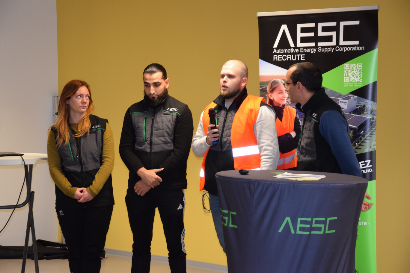 Tiffany, Yacine et Morgan sont parmi les premiers opérateurs de la gigafactory AESC de Lambres-lez-Douai, aux côtés de Sébastien Rouaud, manager opérationnel de l’usine de batteries.
