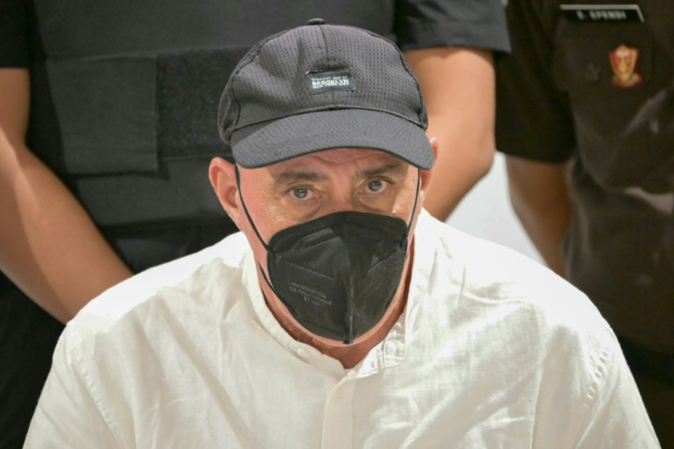 Le Français Serge Atlaoui (c) arrive pour une conférence de presse à l'aéroport de Jakarta, le 4 février 2025 en Indonésie © DWI AQILA