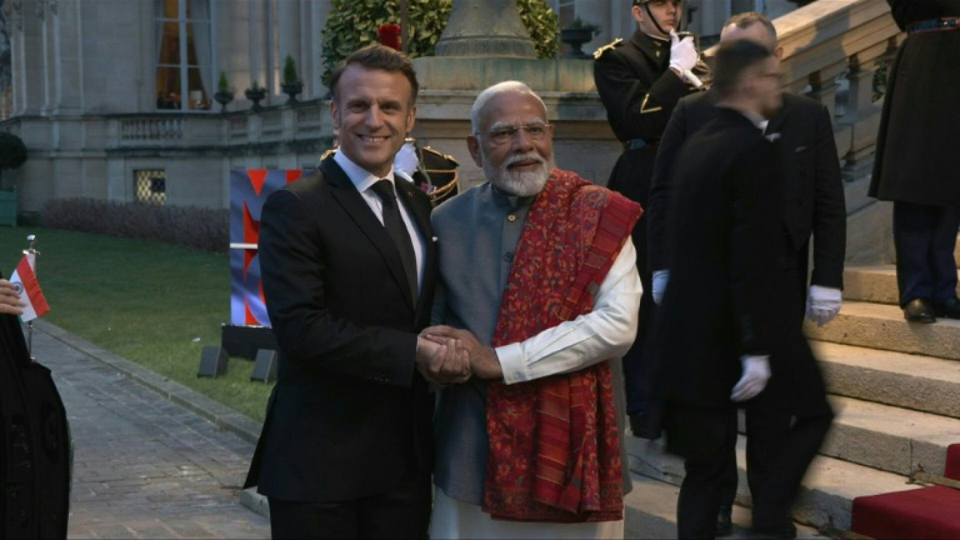 Le président français Emmanuel Macron (C), le Premier ministre indien Narendra Modi et le ministre français des affaires étrangères Jean-Noël Barrot (D) visitent la tour CMA-CGM de l'armateur de fret français dans le port de Marseille le 12 février 2025 © Christian Hartmann