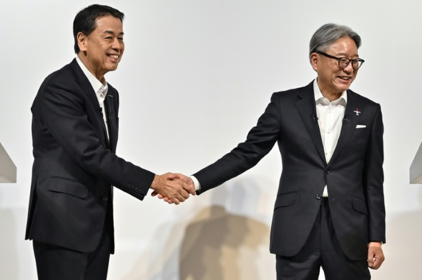 Le patron de Nissan Makoto Uchida et son homologue de Honda Toshihiro Mibe, lors d'une conférence de presse conjointe à Tokyo, le 23 décembre 2024 © Richard A. Brooks