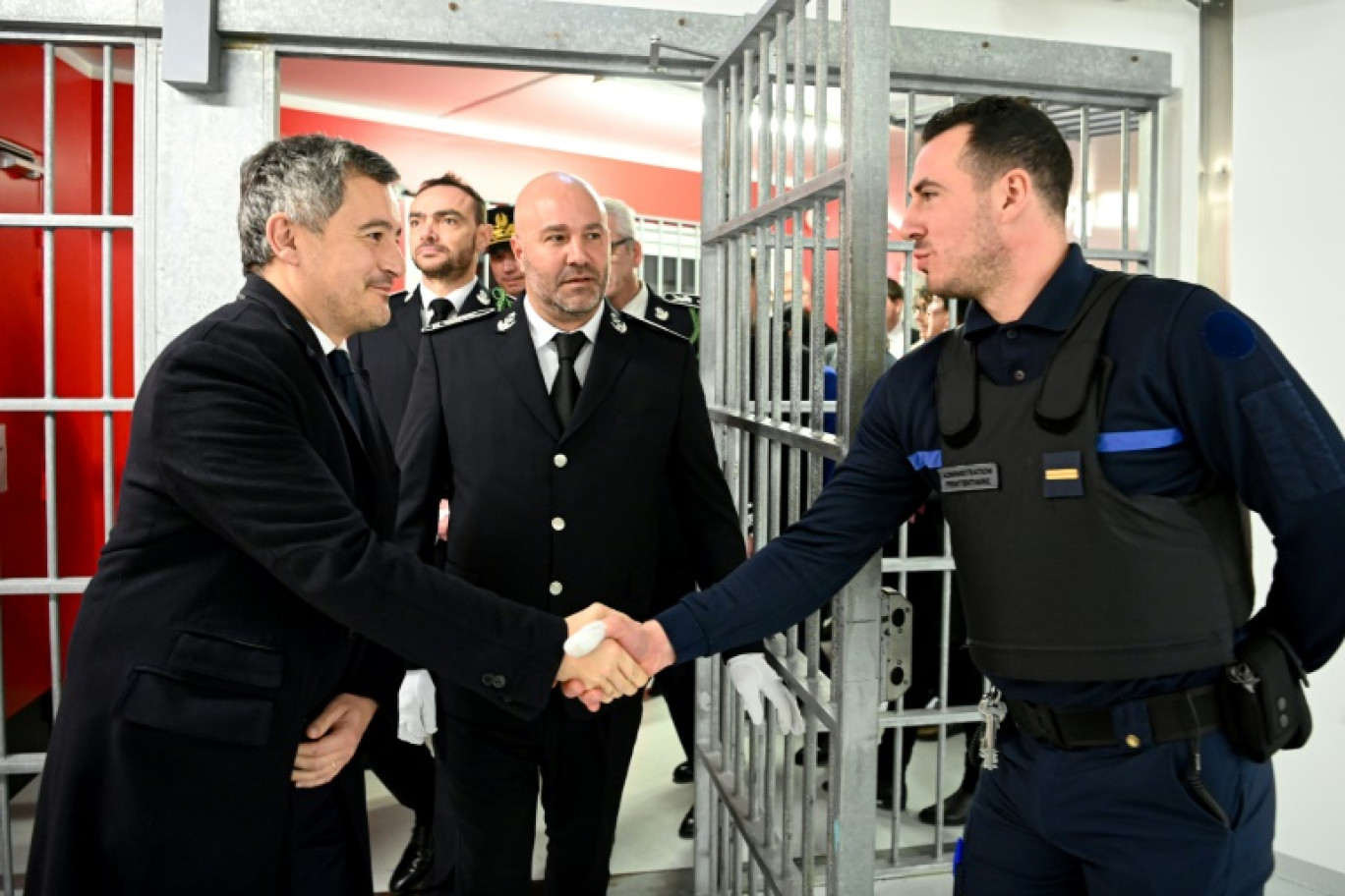 Le ministre français de la Justice Gérald Darmanin (g), lors d'une visite au centre pénitentiaire de ( Conde-sur-Sarthe (nord-ouest de la France), le 17 février 2025. © JEAN-FRANCOIS MONIER