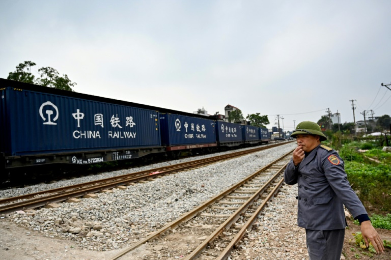 Un train de marchandises chinois à Hanoï, au Vietnam, le 13 février 2025 © Nhac NGUYEN