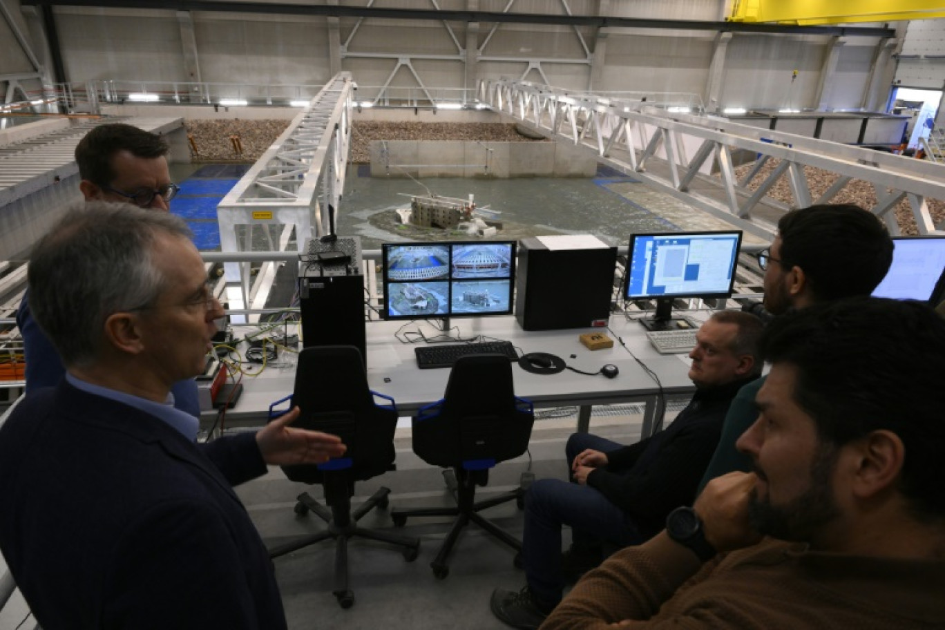 Des chercheurs étudient les effets de la houle et des vagues sur une maquette du fort Boyard dans un bassin à Ostende en Belgique, le 17 février 2025 © JOHN THYS