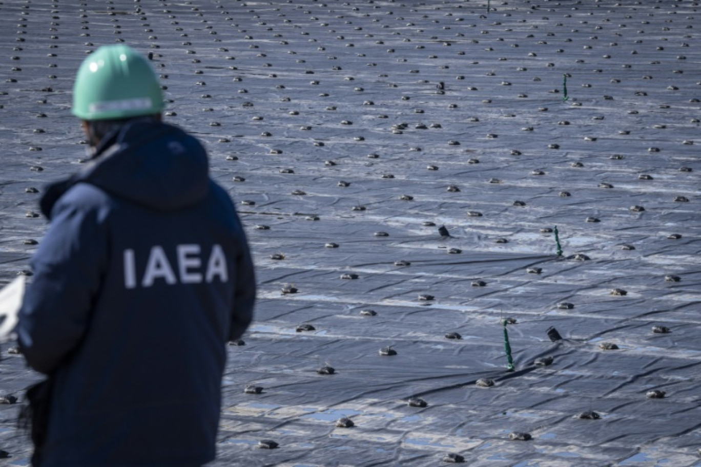 Le directeur de l'Agence internationale de l'énergie atomique Rafael Grossi  visite les installations provisoires de stockage des sols contaminés, le 19 février 2025 à Okuma, dans la préfecture de Fukushima, au Japon © Yuichi YAMAZAKI