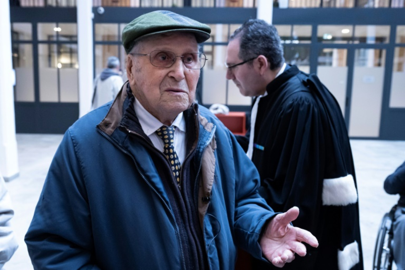 Le centenaire Albert Corrieri, envoyé en Allemagne à 20 ans dans le cadre du Service du travail obligatoire (STO), , avec son avocat Michel Pautot le 25 février 2025 à Marseille © Miguel MEDINA