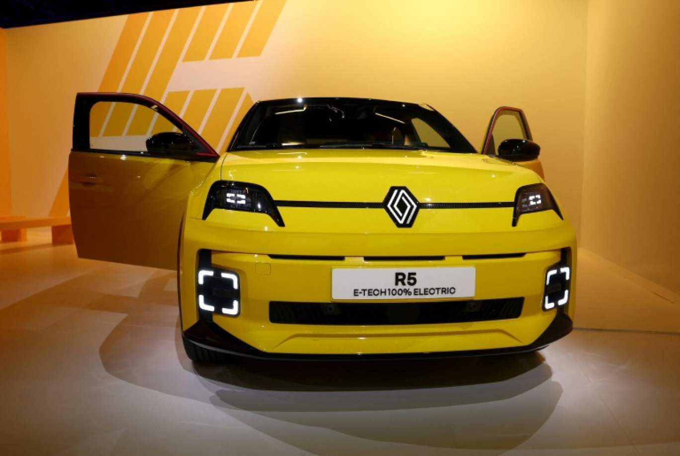 Les propriétaires de 15.722 véhicules Renault R5 électriques, dont dix exemplaires de sa version sportive A290, ont été informés d'une "potentielle impossibilité de démarrer" de leur véhicule et invités à prendre rendez-vous © EMMANUEL DUNAND