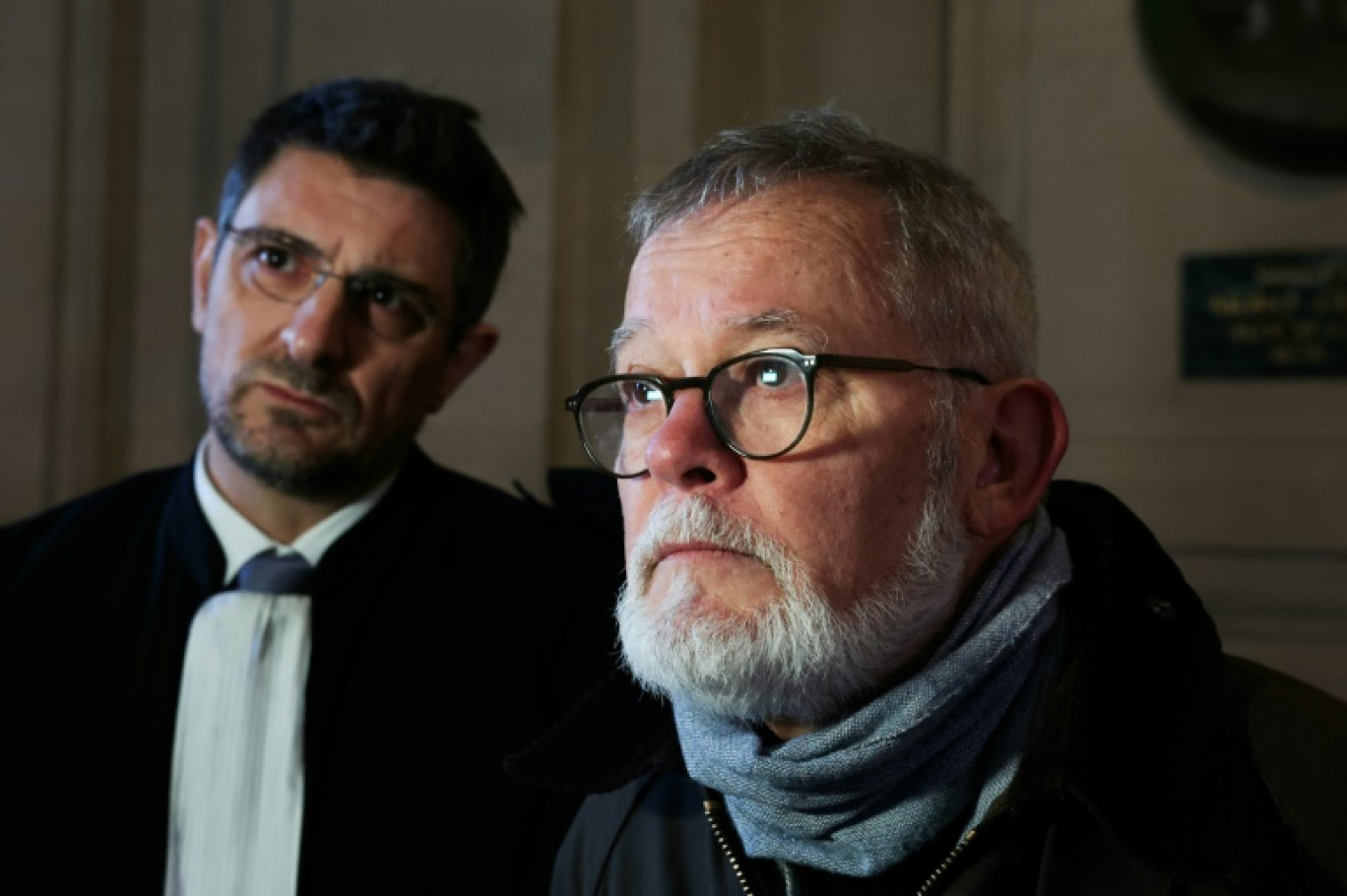 Le journaliste français Didier François s'exprimant devant la presse à son arrivée à la cour d'assises spéciale de Paris, le 17 février 2025 © Alain JOCARD