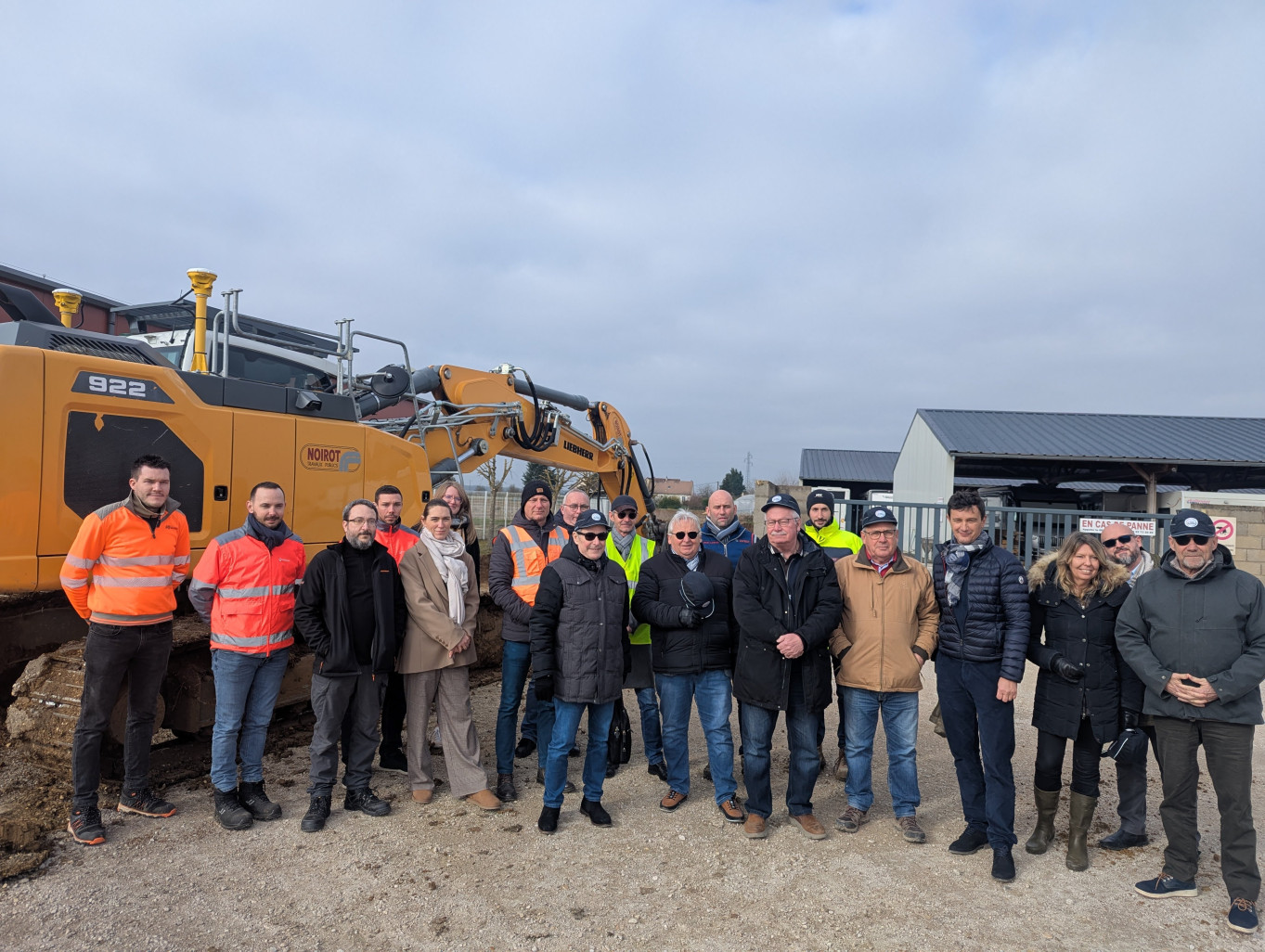 Élus locaux, intervenants sur le chantier et futurs occupants ont officiellement lancé les travaux d’agrandissement de la ZAE de la Corvée aux moines, à Aiserey. © Aletheia Press / Nadège Hubert