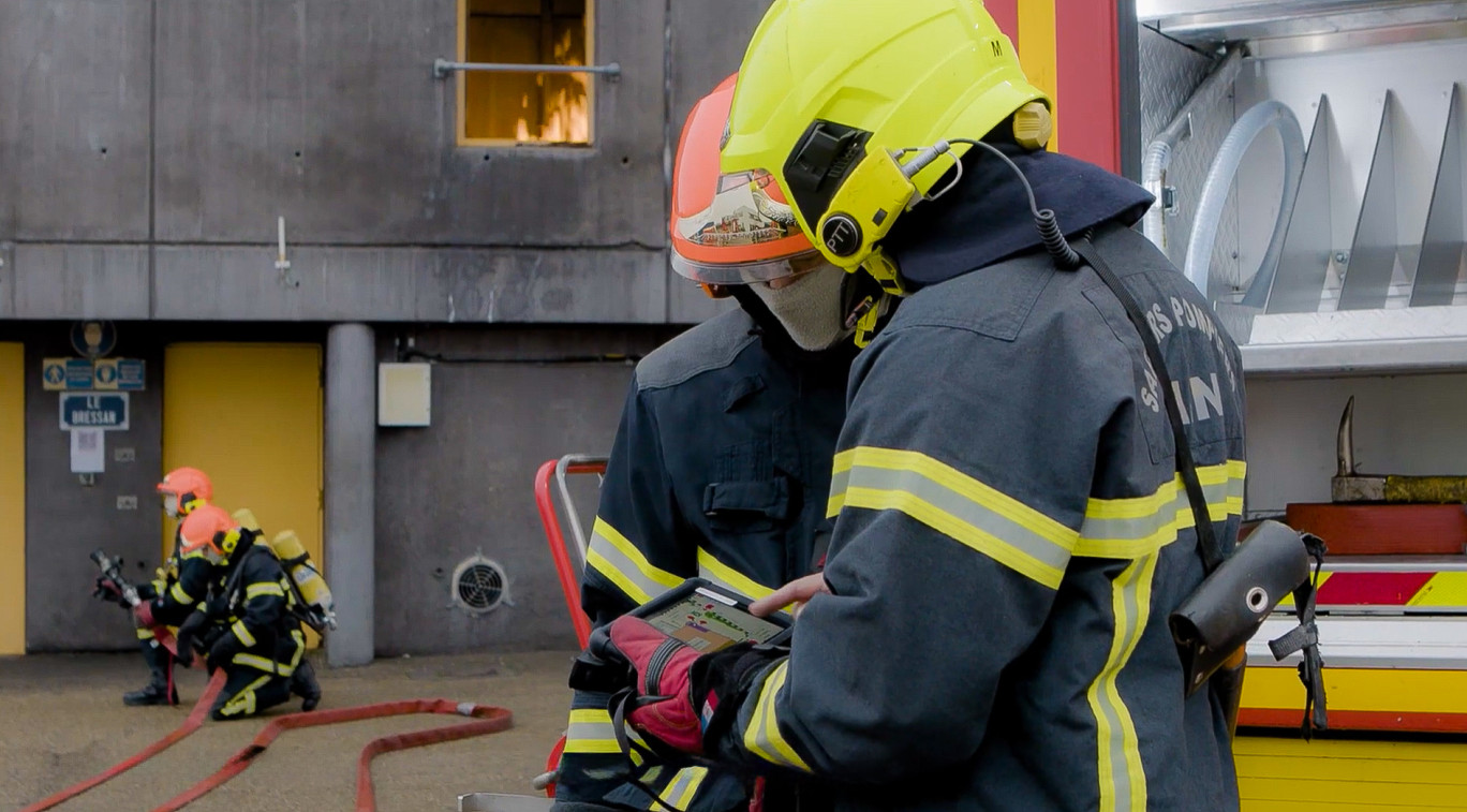 En ayant recours à BatiFire + quand un bâtiment est équipé de la solution digitale, les pompiers peuvent intervenir plus vite. © BatiFire