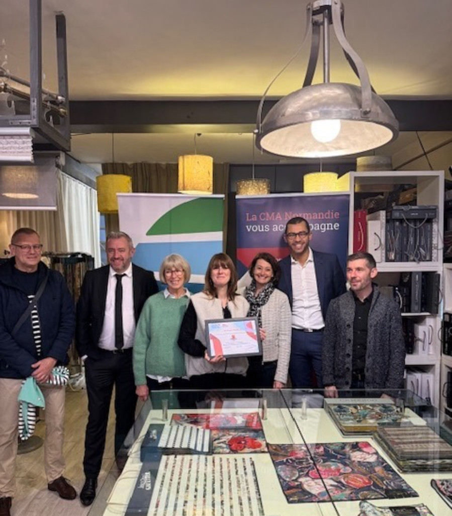 (c) Métropole Rouen Normandie Elu CMA / Guillaume Dartois Pdt CMA / collaboratrices + Maître artisan d’art CIARLO Noémie qui tient le diplôme / Abdelkrim Marchani / élu rouennais Thibault Drouet