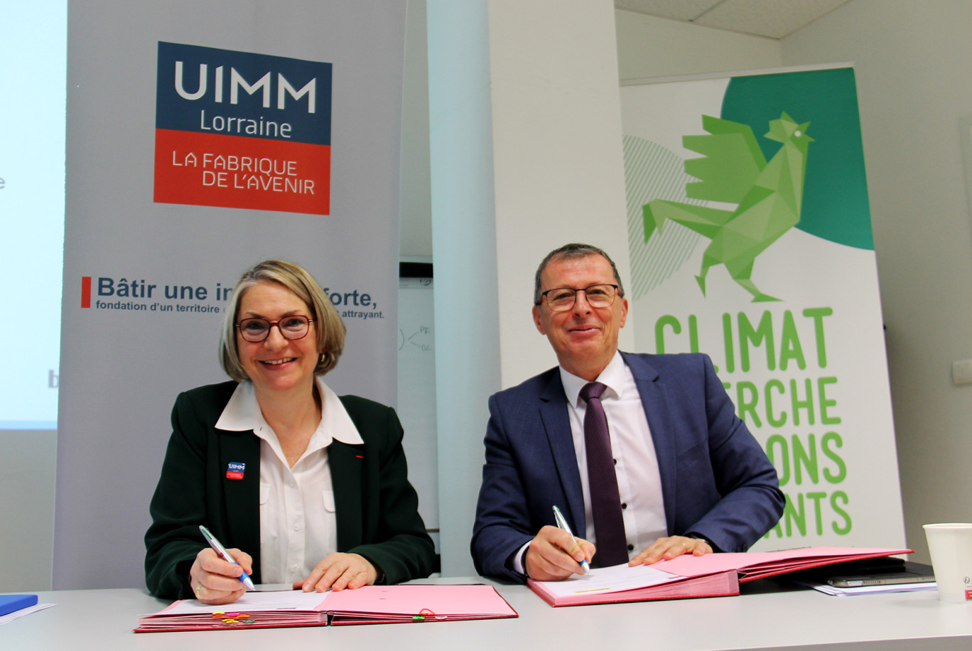 (c) Emmanuel Varrier. Nathalie Vaxelaire, la présidente de l’UIMM Lorraine et Christian Theriot, directeur régional de Bpifrance viennent de signer une convention, le 24 février, élargissant leur partenariat pour une industrie plus responsable et plus compétitive.