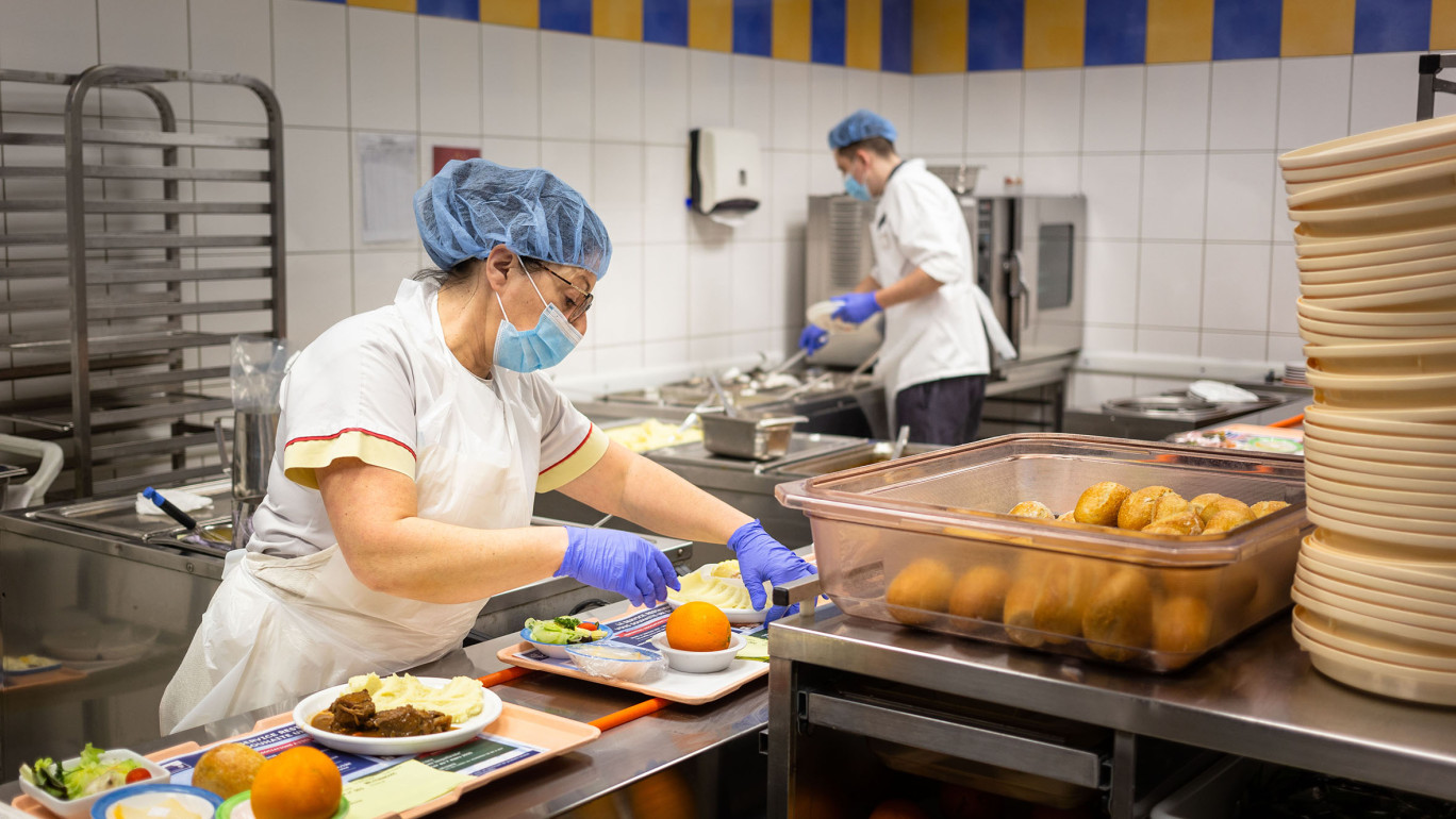 © Johann Marin-Thiery. À l’Institut de cancérologie de Lorraine, la cuisine fait partie intégrante du parcours thérapeutique des patients. 180 000 repas, faits maison, sont servis chaque année.