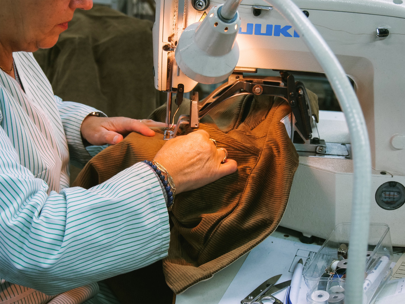 Dans les ateliers du Laboureur, les couturières fabriquent des vêtements de travail qui s’inscrivent dans le temps, tout comme l’entreprise fondée en 1956. © Le Laboureur
