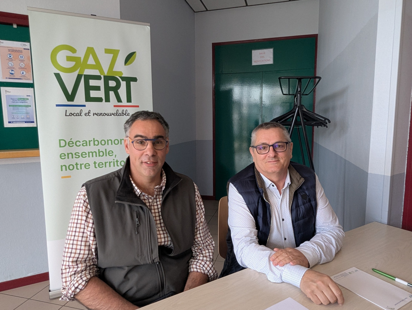 Nicolas Février (à gauche), exploitant en polyculture et éleveur dans le canton de Montbard, a sauté le pas de la méthanisation. A ses côtés, François Gaillard, conseiller collectivité territorial de Côte-d’Or. © Aletheia Press / Nadège Hubert