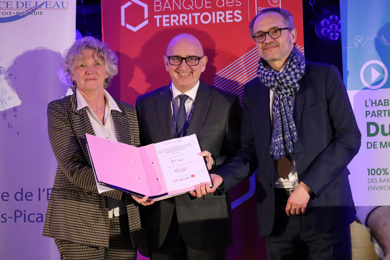 Isabelle Matykowski, directrice générale de l’Agence de l’eau Artois-Picardie, Jean-Pierre Choël, président de l’URH Hauts-de-France et Olivier Camau, directeur régional de la Banque des Territoires. © Aletheia Press / E.Chombart