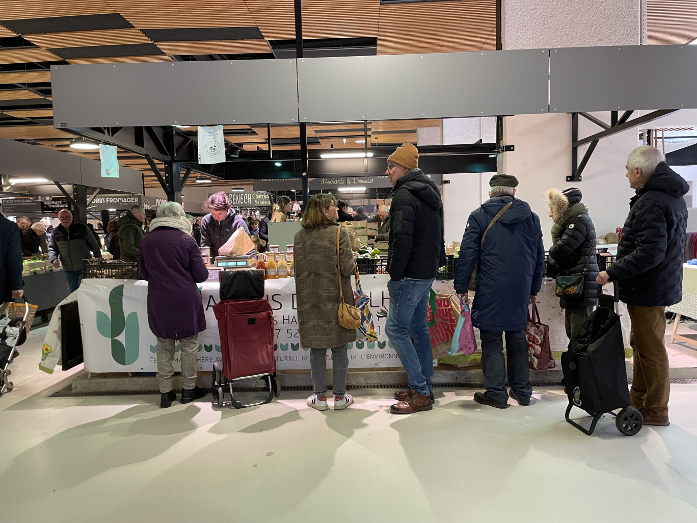 La hausse du pouvoir d’achat devrait porter la consommation des ménages sur les six premiers mois de l’année. (acheteurs au marché d'Aurillac, Cantal). ©O.RAZEMON