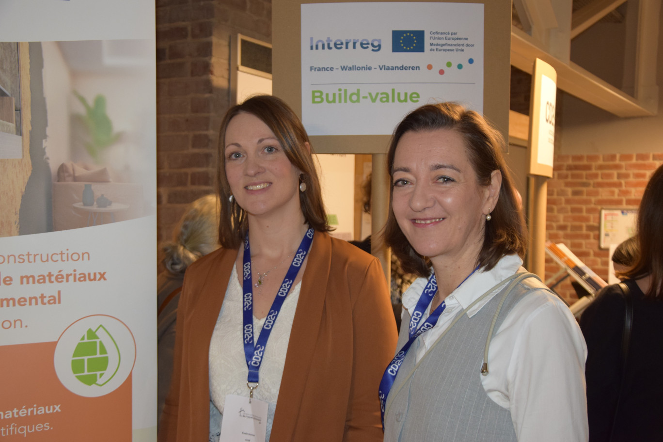 Élodie Donnez, consultante bâtiment durable, hors-site et qualité du CD2E, et Anne-Sophie Martin, chargée de mission au sein du Cluster Éco-construction.