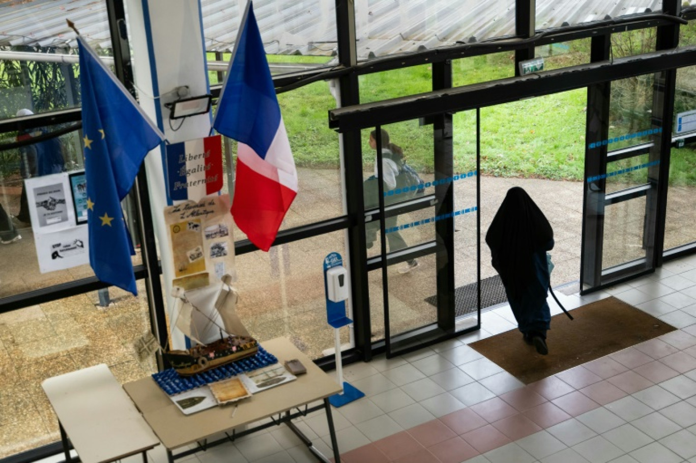 Des élèves sortent du groupe scolaire musulman Al-Kindi à Décines-Charpieu, près de Lyon, le 6 décembre 2024 dans le Rhône © ARNAUD FINISTRE