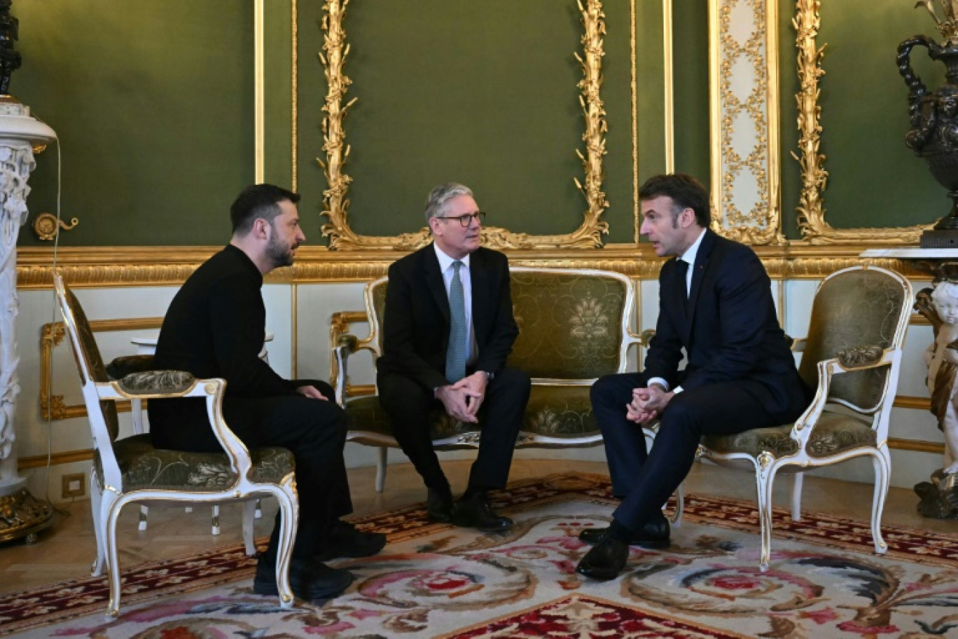 (De gauche à droite) Le président ukrainien Volodymyr Zelensky, le Premier ministre britannique Keir Starmer et le président français Emmanuel Macron à Londres, le 2 mars 2025 © JUSTIN TALLIS