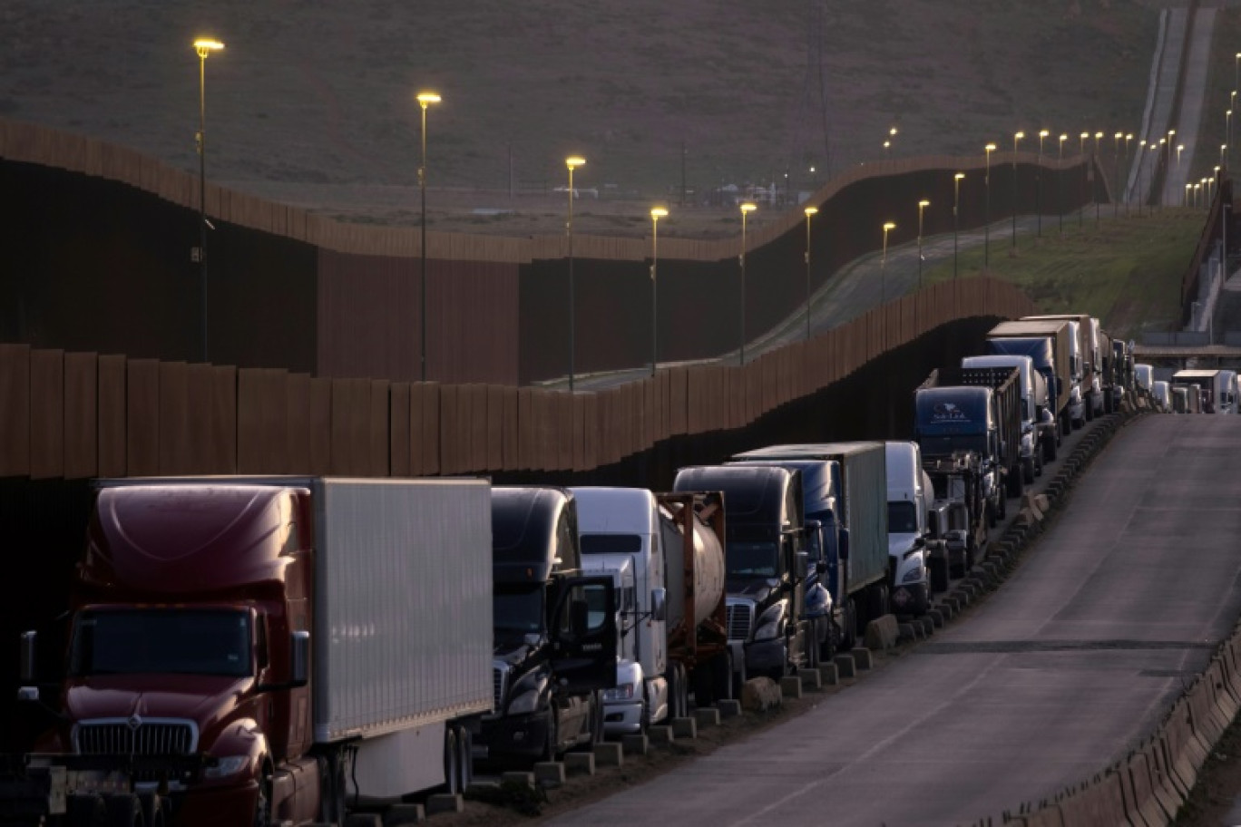 Des camions font la queue près de la frontière entre le Mexique et les Etats-Unis au poste commercial d'Otay à Tijuana, le 4 mars 2025 au Mexique © Guillermo Arias
