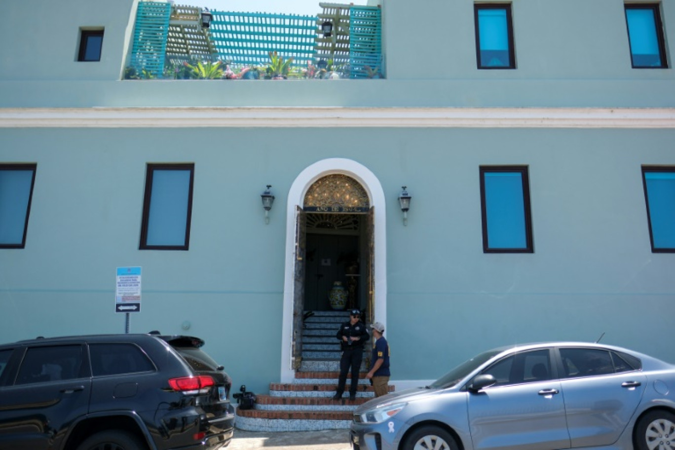 La police devant la fondation créée par Michèle Taburno-Vasarely, à San Juan, Porto Rico, le 11 avril 2023 © Ricardo ARDUENGO
