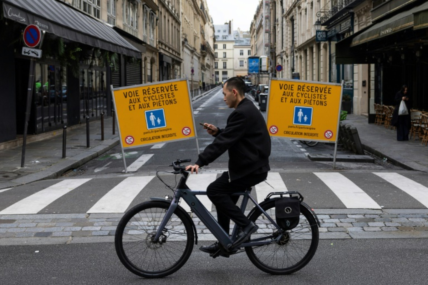 Un cycliste à Paris le 9 février 2025 © Xavier GALIANA