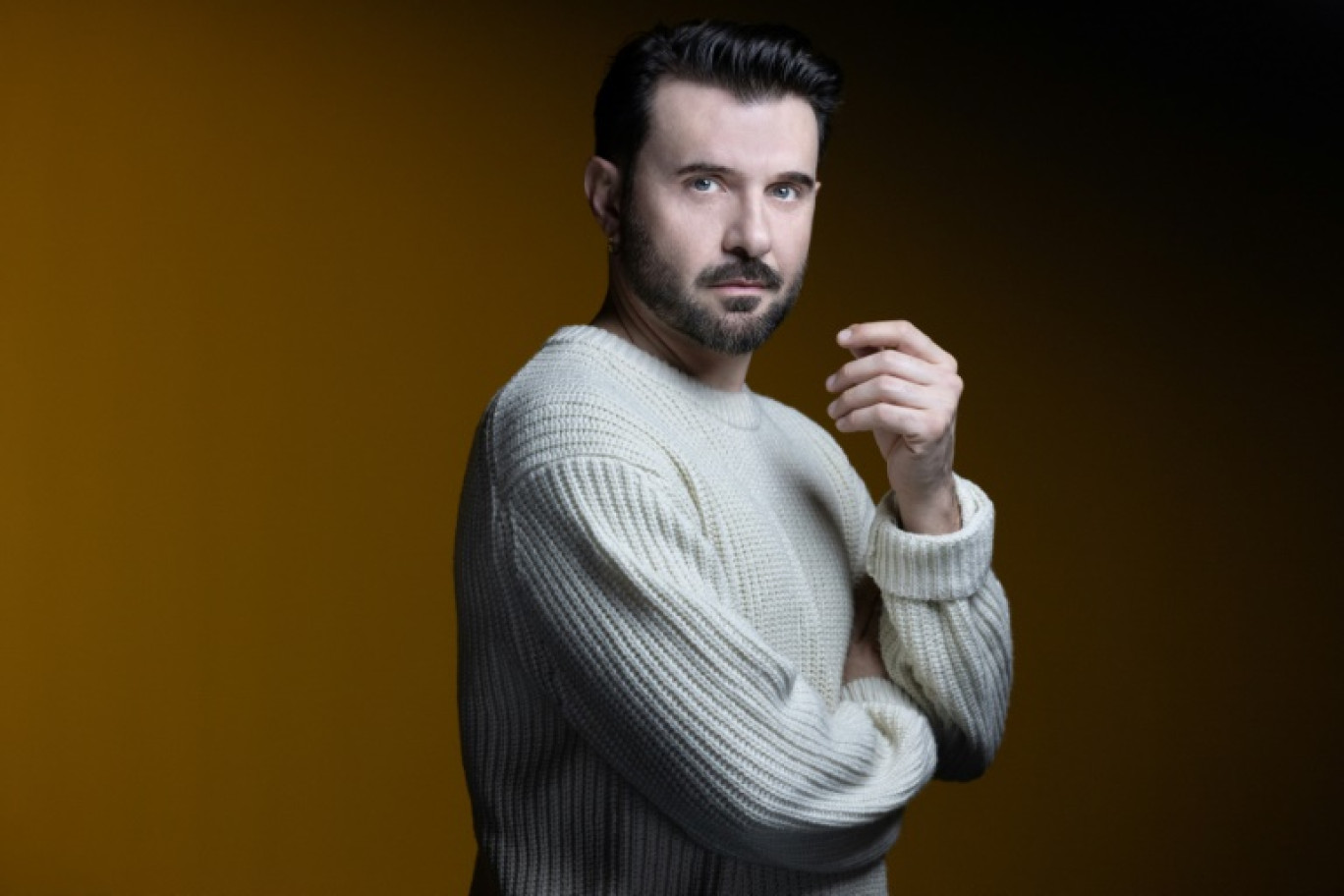 Le chanteur Gaétan Borg qui interprète Bobby le personnage principal de "Company", à Paris le 7 mars 2025 © JOEL SAGET