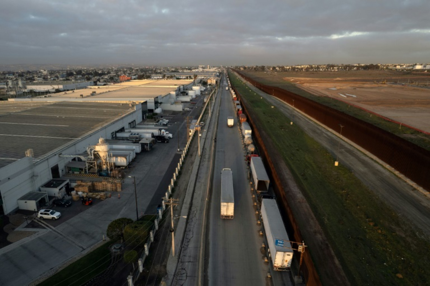 Des camions attendent près de la frontière entre le Mexique et les Etats-Unis au poste commercial d'Otay à Tijuana, le 4 mars 2025 au Mexique © Guillermo Arias