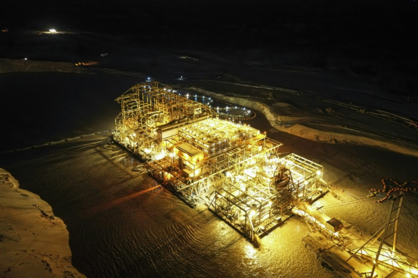 Vue aérienne de l'usine flottante et des installations de Eramet Grande côte (EGC), filiale du groupe minier français Eramet, exploitant une concession le sable minéralisé du désert de Lompoul, dans le nord du Sénégal, le 11 février 2025 © PATRICK MEINHARDT