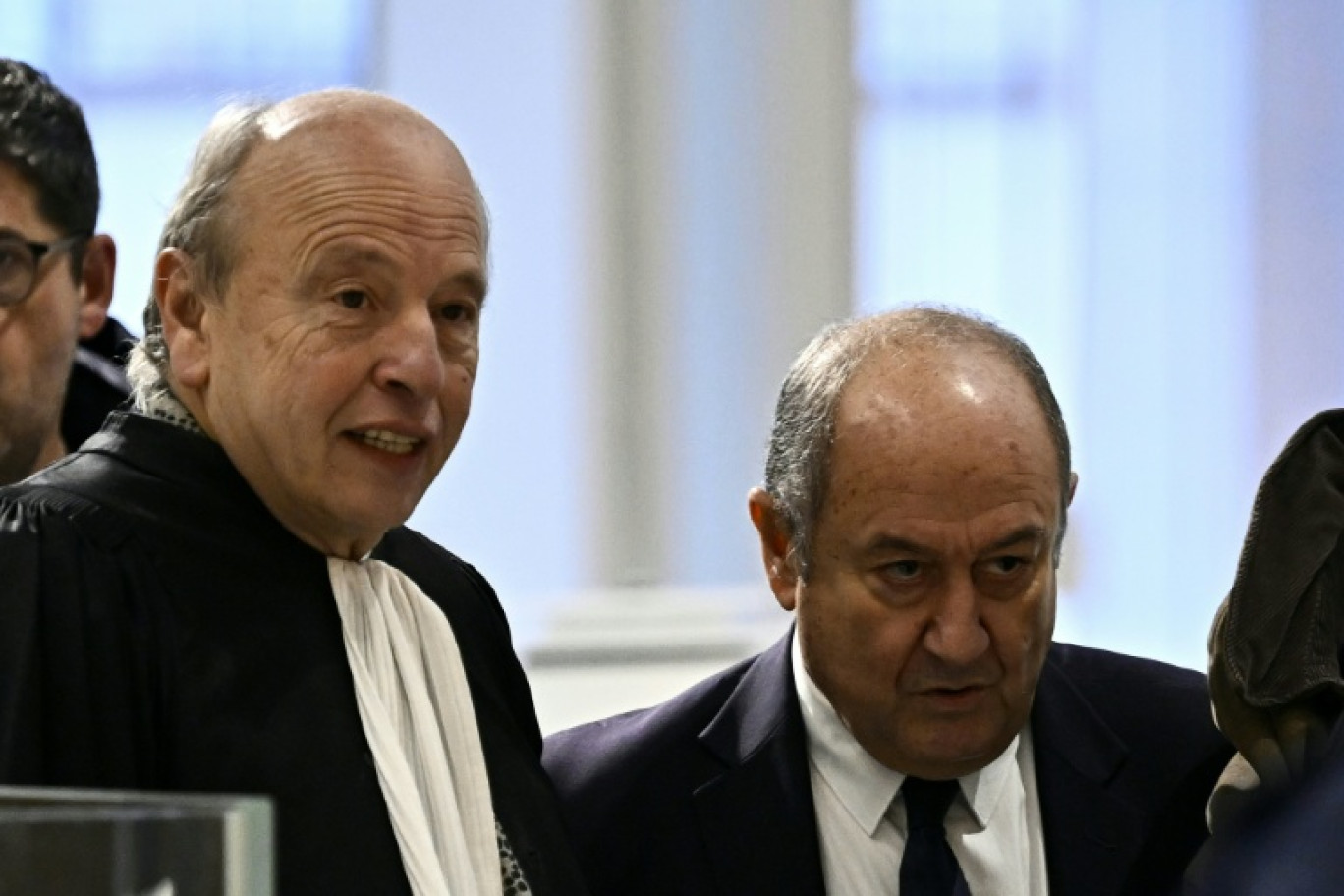 L'ex-patron du renseignement intérieur français Bernard Squarcini (d), lors d'une audience à Paris le 28 novembre 2024 © JULIEN DE ROSA