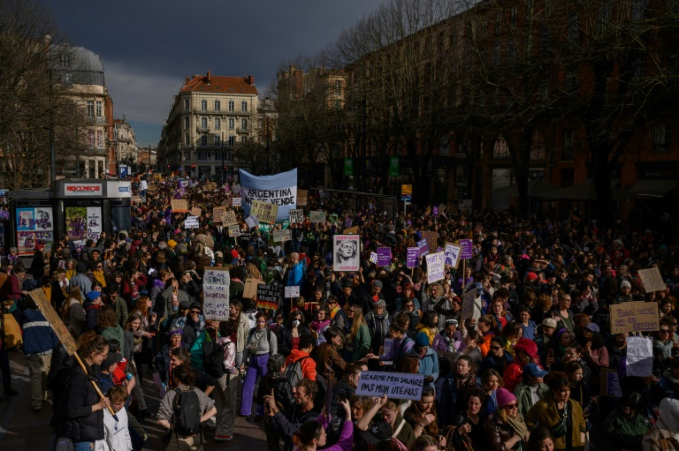 Une banderole installée sur la Statue de la République lors de la Journée internationale des droits des femmes, le 8 mars 2025 à Paris © MARTIN BUREAU