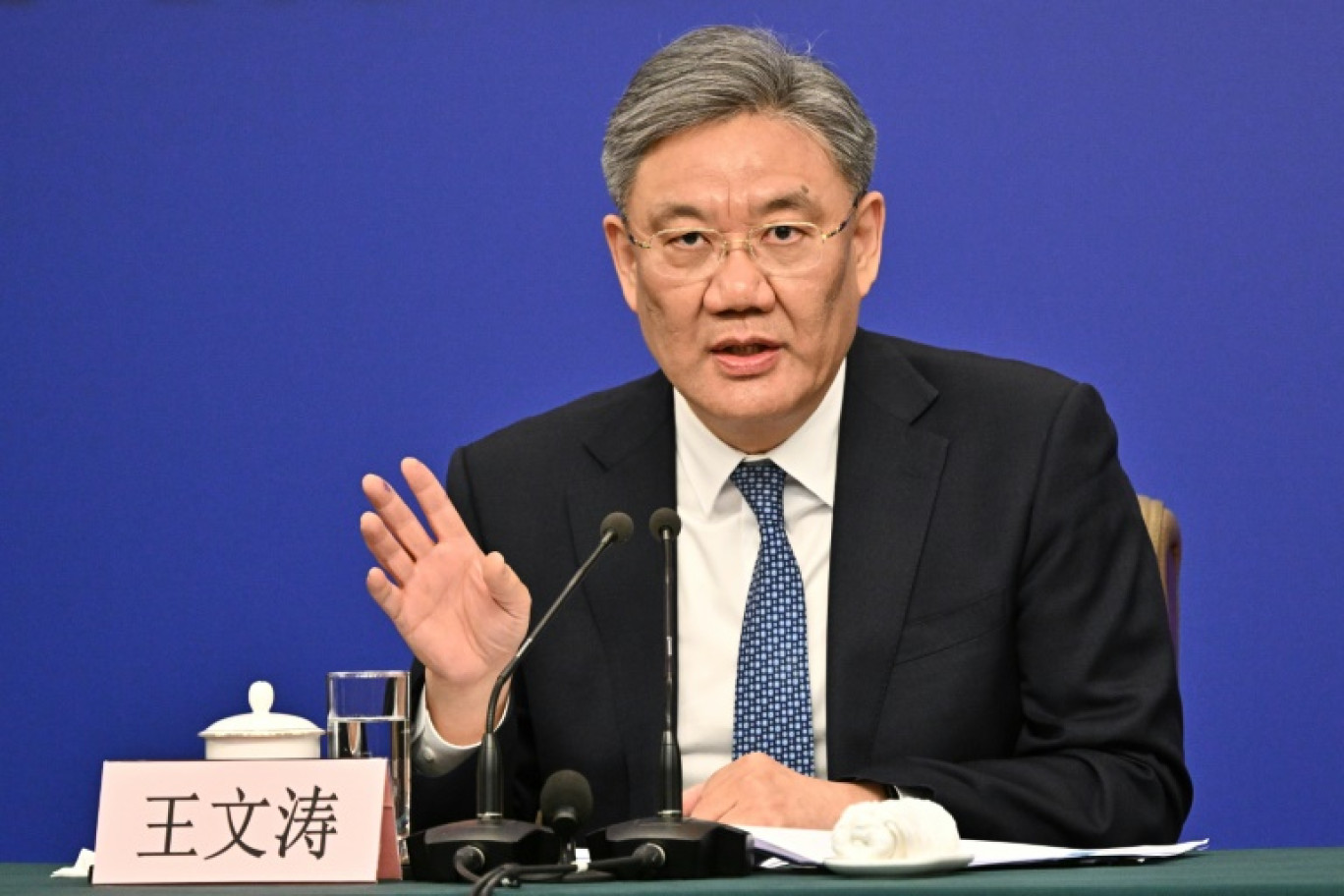 Le ministre chinois du Commerce, Wang Wentao, lors d'une conférence de presse en marge de la session parlementaire, le 6 mars 2025 à Pékin © Pedro Pardo