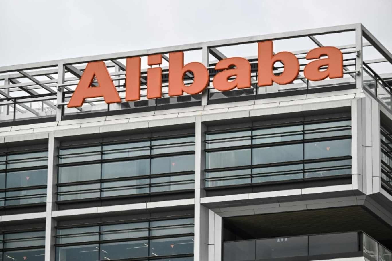 L'action Alibaba a bondi jeudi de plus de 7% à Hong Kong, après l'annonce par le géant chinois de la "tech" du lancement d'un modèle d'intelligence artificielle (IA) capable selon lui de rivaliser avec DeepSeek © Hector RETAMAL