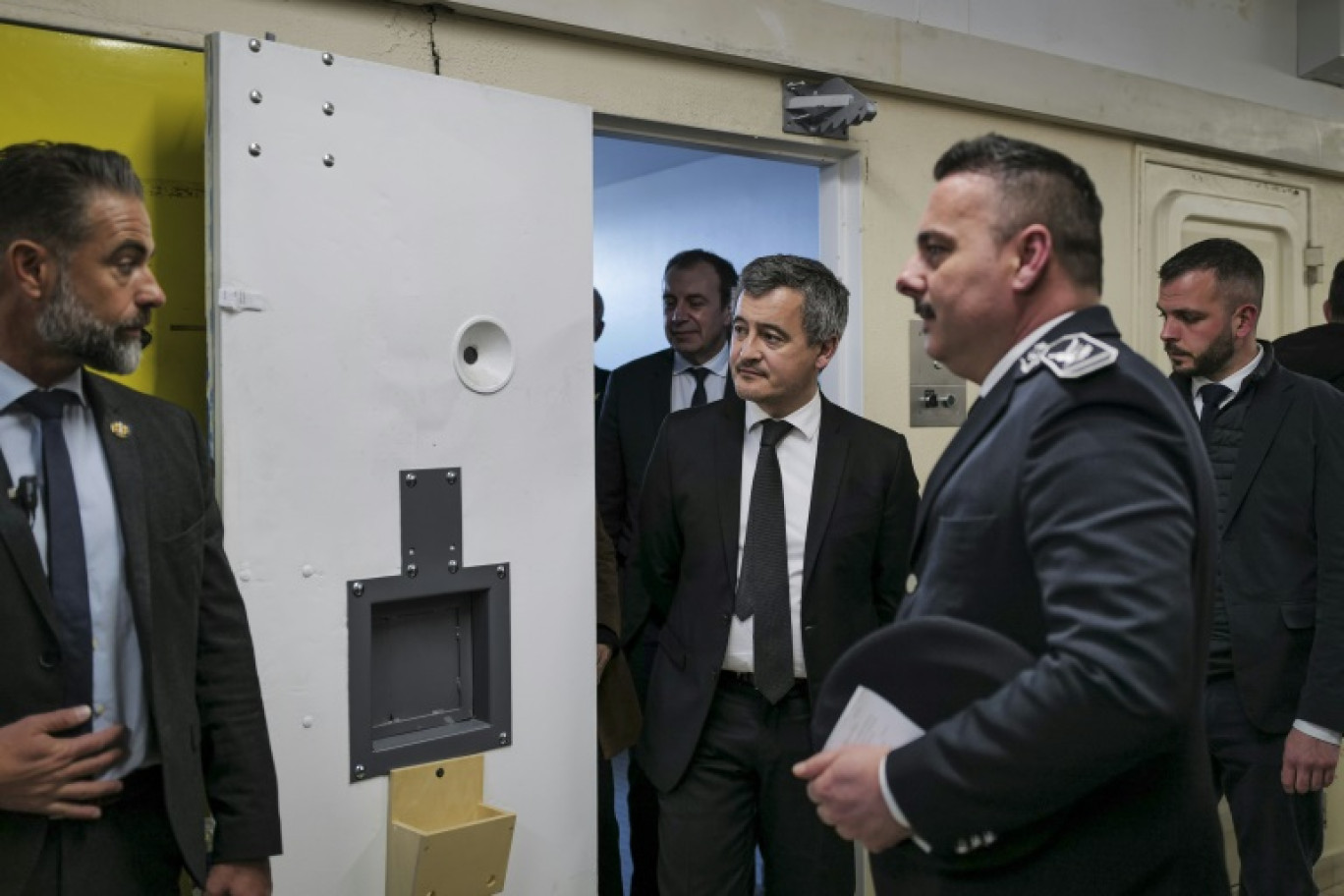 Le ministre français de la Justice Gérald Darmanin lors d'une visite du centre pénitentiaire de Saint-Maur, près de Châteauroux, dans le centre de la France le 28 février 2025 © Charles Bury