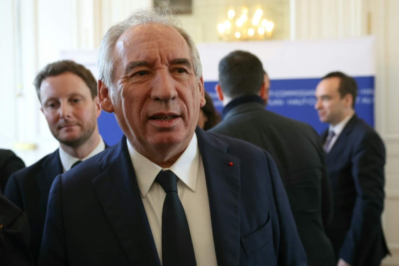 Le nouveau Haut Commissaire au Plan Clément Beaune (g) et le Premier ministre français François Bayrou (c) à l'issue de la cérémonie de passation de pouvoir à l'Hôtel Matignon, le 6 mars 2025 à Paris © Alain JOCARD