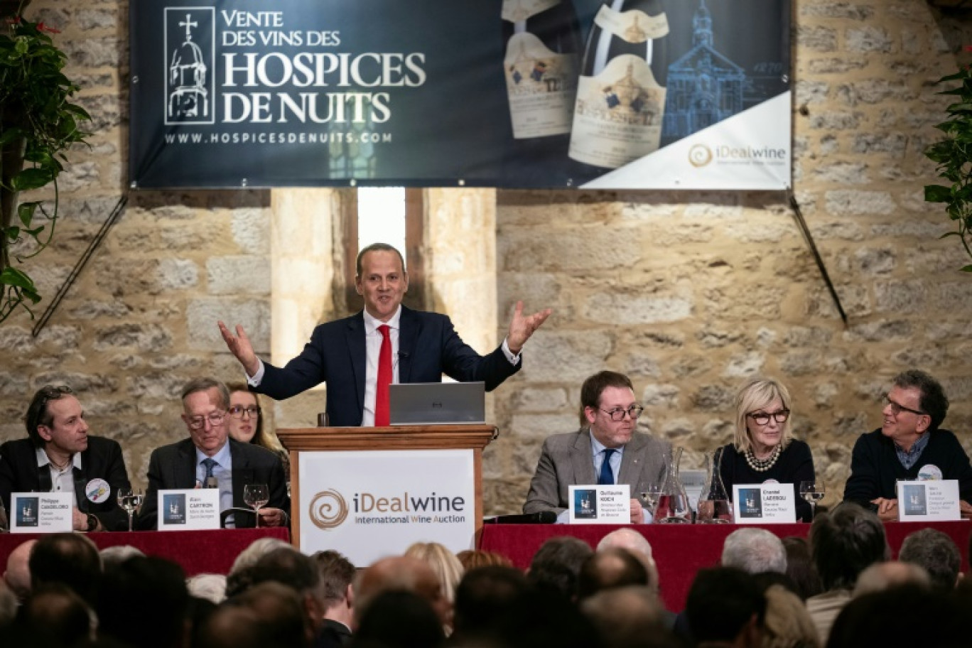 Cyrill Jomand (c), commissaire-priseur d'Idealwine, lors du lancement de la 64e vente aux enchères des vins des Hospices de Nuits au Château du Clos Vougeot à Vougeot, le 9 mars 2025 en Côte d'Or © ARNAUD FINISTRE