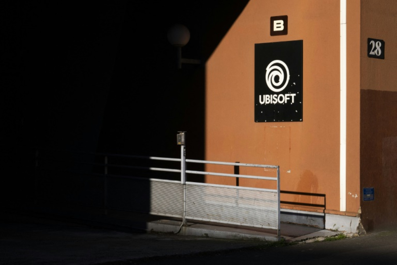 Insultes sexistes, racistes ou homophobes, humiliations permanentes: trois anciens hauts cadres vont s'expliquer à partir de lundi devant le tribunal correctionnel de Bobigny sur le harcèlement sexuel et moral systémique qu'ils sont accusés d'avoir mené au sein d'Ubisoft, géant français du jeu vidéo © MARTIN LELIEVRE