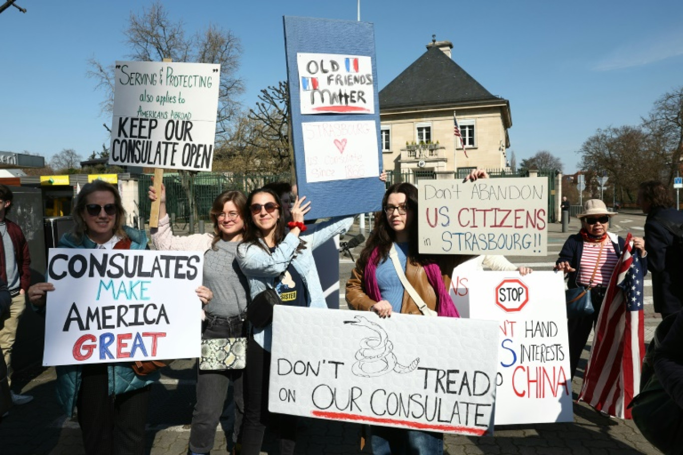 Des manifestants brandissent des pancartes demandant que le consulat américain de Strasbourg ne soit pas fermé, le 7 mars 2025 © Frederick FLORIN