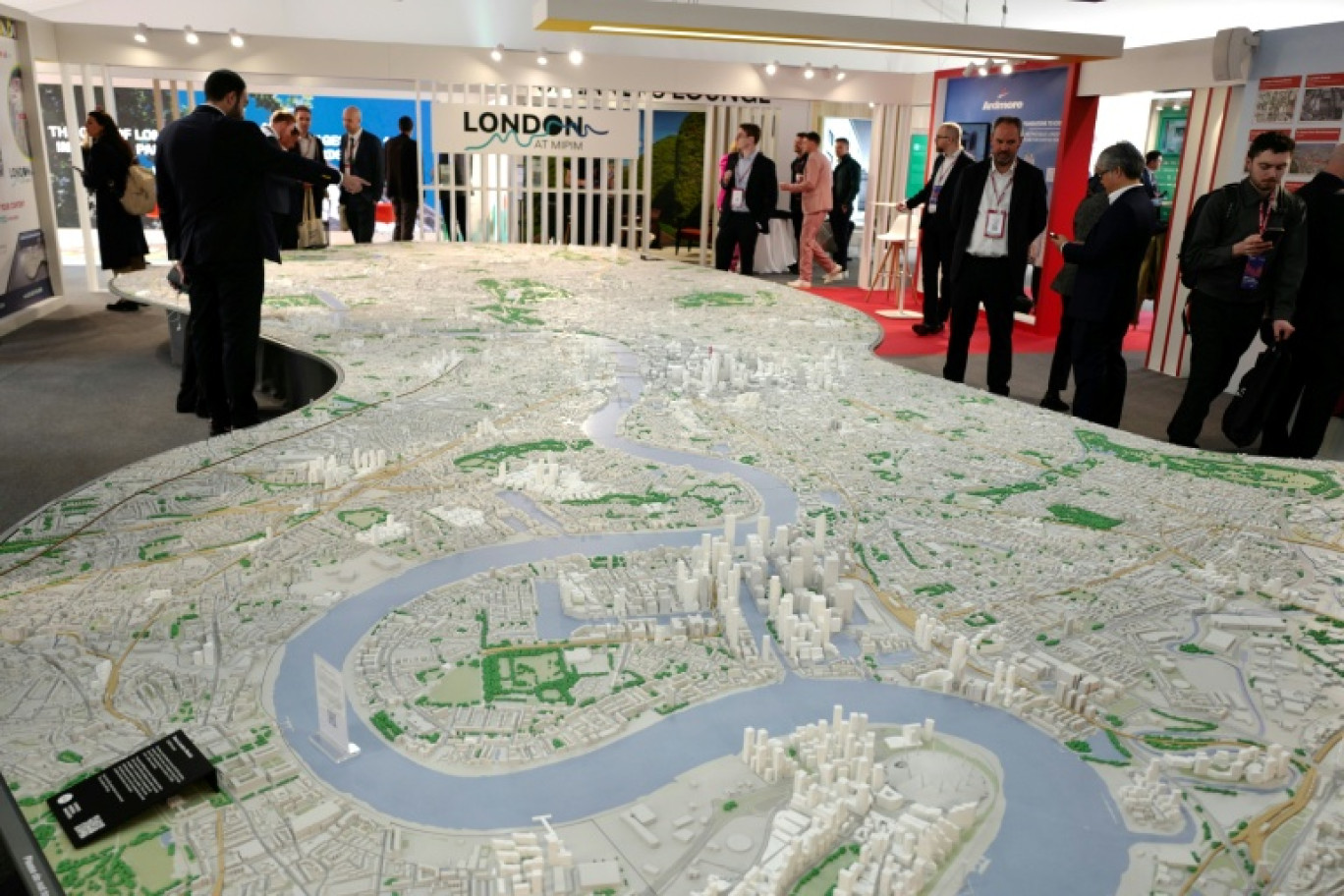 Visiteurs au salon MIPIM international, au Palais des Festivals de Cannes, le 11 mars 2025. © Valery HACHE