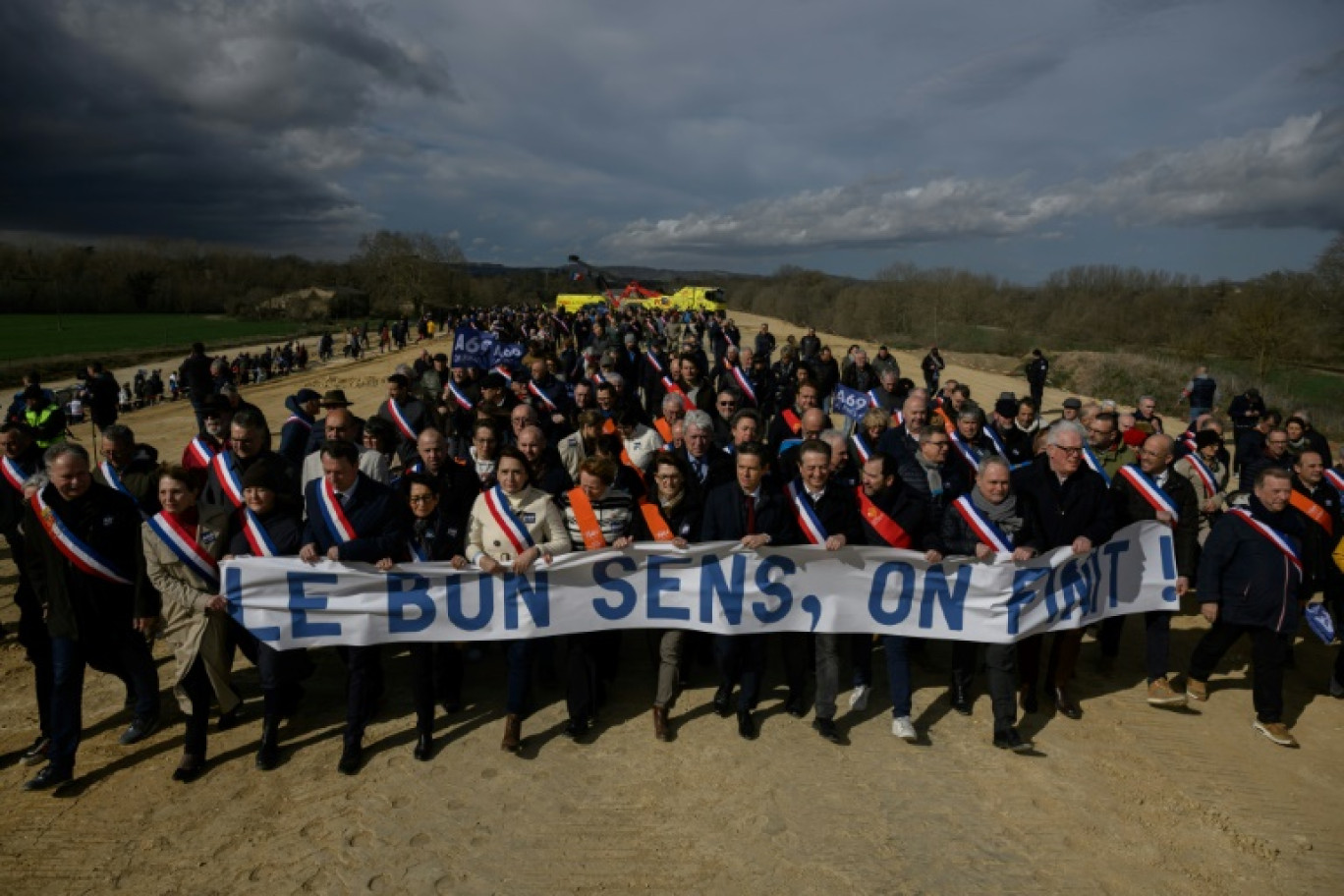 Des manifestants mobilisés à Castres dans le Tarn, le 8 mars 2025, pour la poursuite du chantier de l'A69 suspendu par la justice © Ed JONES