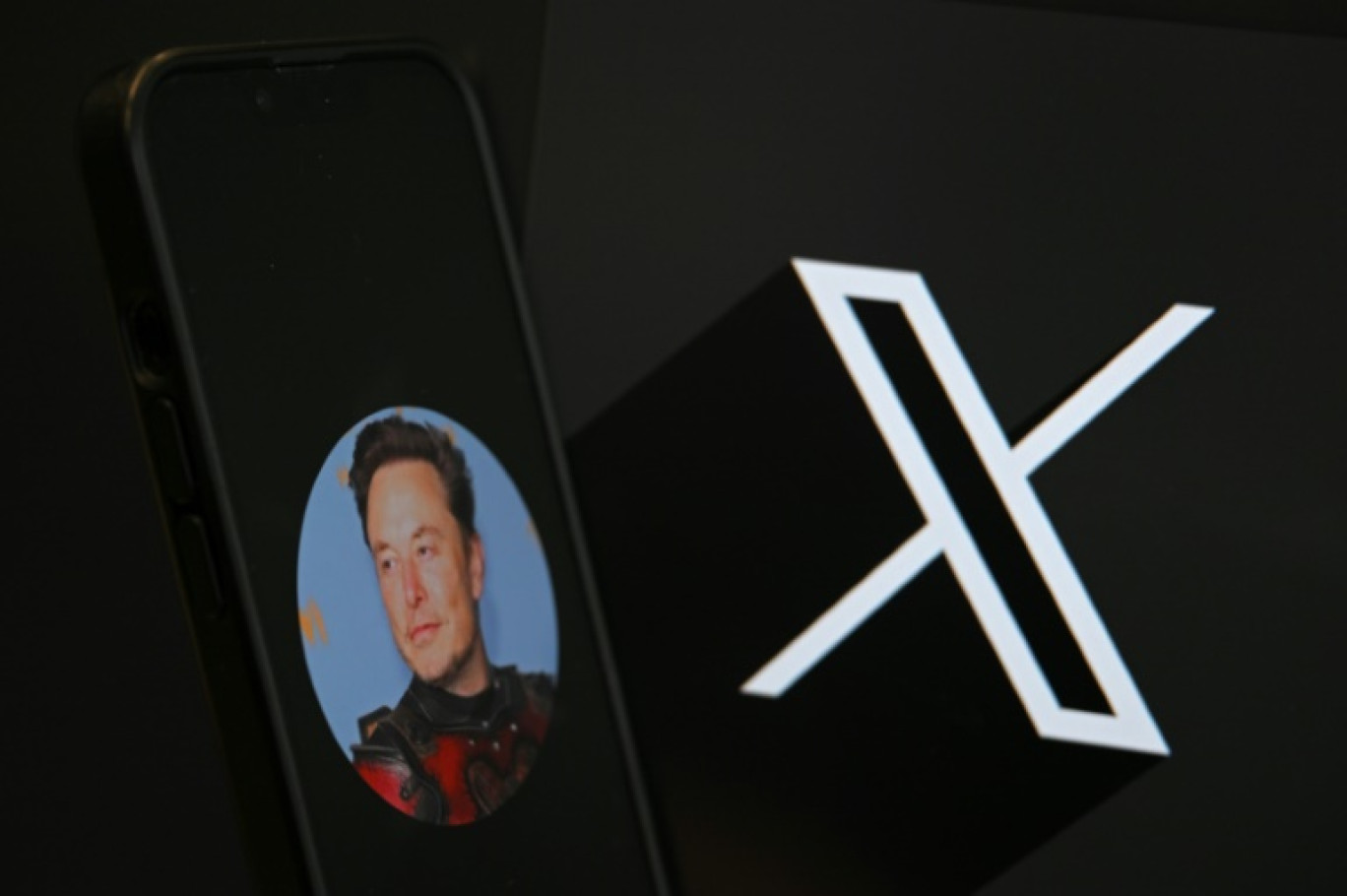 Illustration du logo de X (anciennement Twitter) et d'Elon Musk à Bruxelles, le 27 septembre 2024 © Nicolas TUCAT