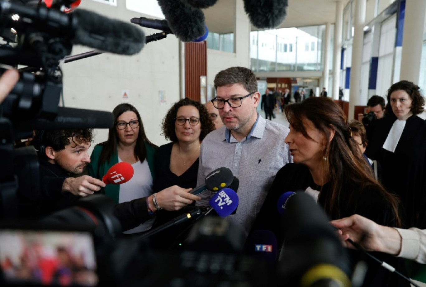 Les parents d'Evaëlle et leur avocate Delphine Meillet le 10 mars 2025 au tribunal judiciaire de Pontoise © GEOFFROY VAN DER HASSELT