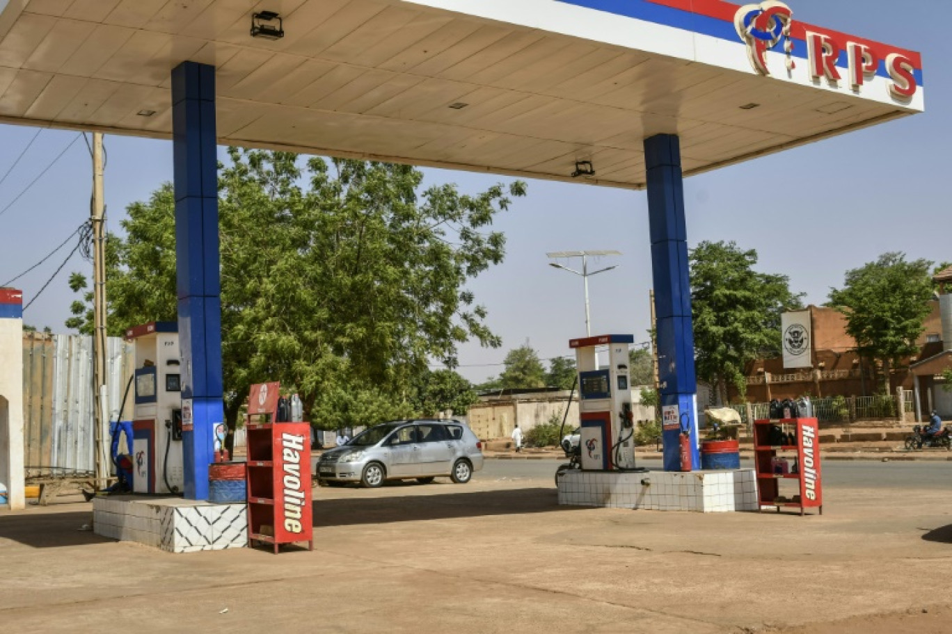 Vue générale d'une station-service fermée dans la banlieue de Niamey, le 9 mars 2025 © BOUREIMA HAMA