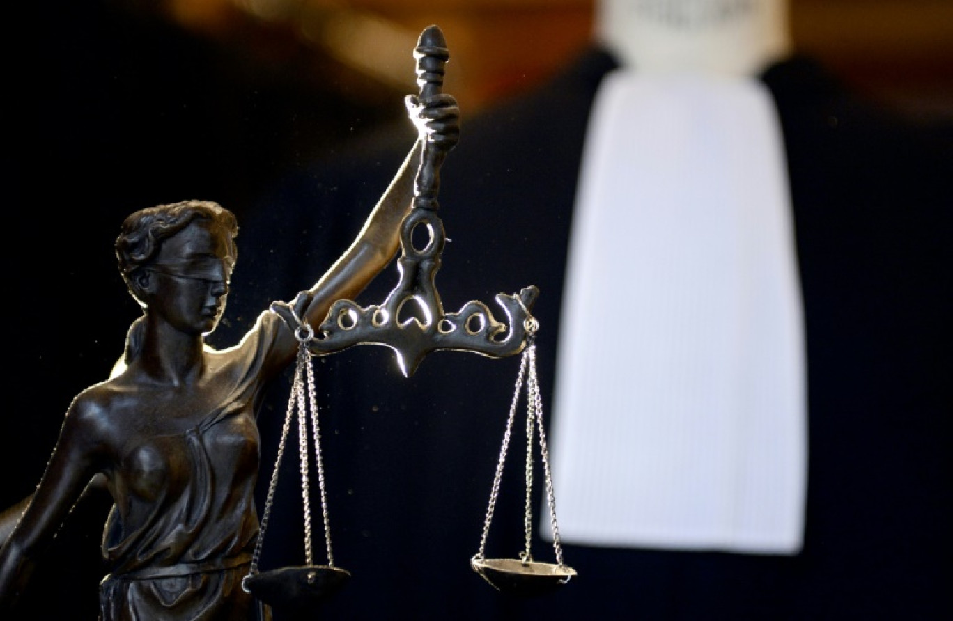 Jugé pour un double parricide, Valentin, 17 ans, a paru "assumer" l'assassinat de ses parents en 2023 dans l'Isère, au premier jour de son procès à huis clos au tribunal pour enfants de Bourgoin-Jallieu © FRANCK FIFE