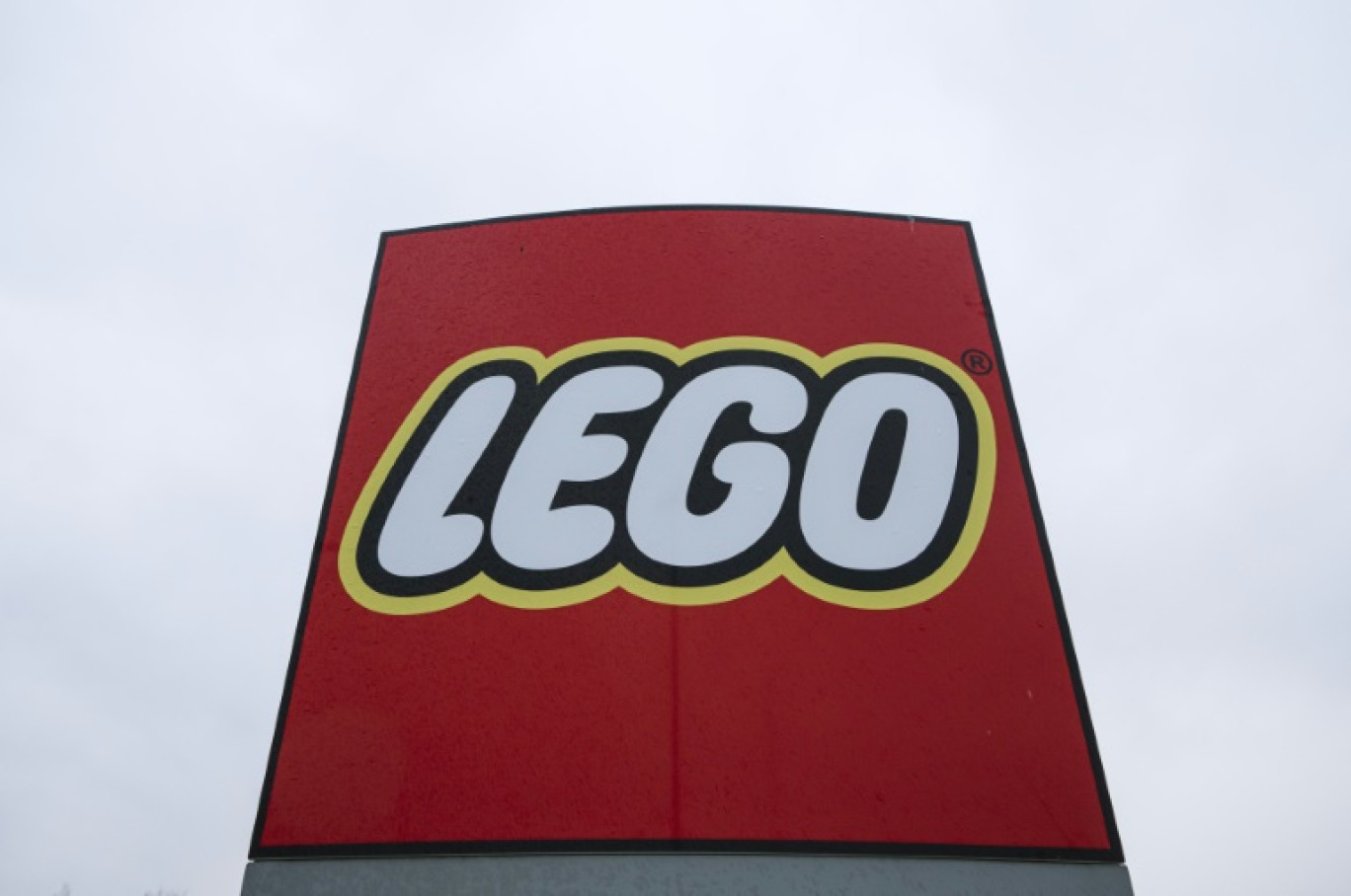 Logo du groupe danois de jouets Lego, à l'entrée de son usine à Billund, au Danemark, le 29 novembre 2022 © Jonathan NACKSTRAND